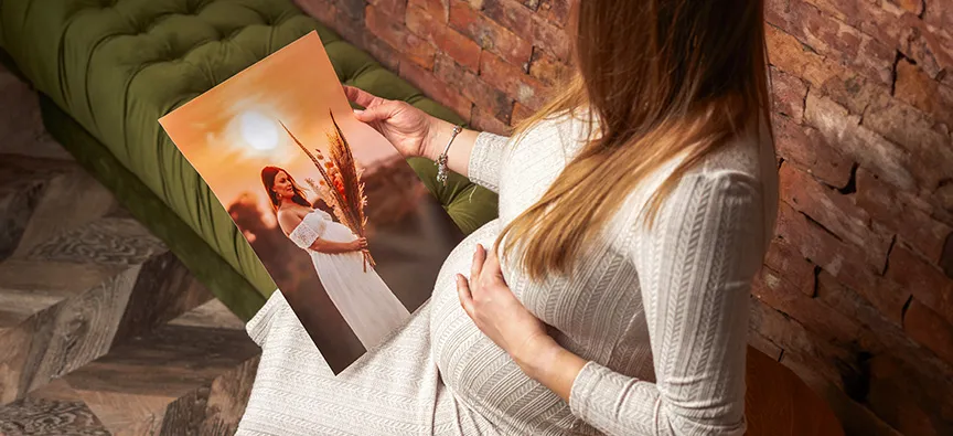 Plakat ze zdjęciem z sesji ciążowej. 